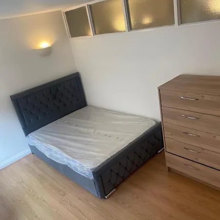 Urban Living At Its Best Stylish 4-Bed Flat With Gym, Underground Parking , Prime Location, Just 2 Minutes From Borough Market & Tube